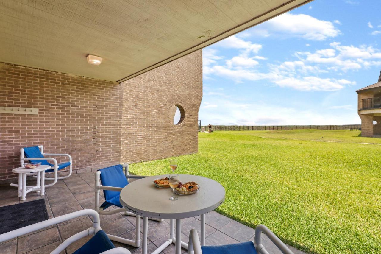 Ground Floor Beachfront Beauty! Steps To The Beach And Pool South Padre Island Exteriör bild