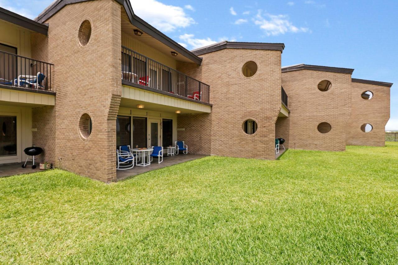 Ground Floor Beachfront Beauty! Steps To The Beach And Pool South Padre Island Exteriör bild