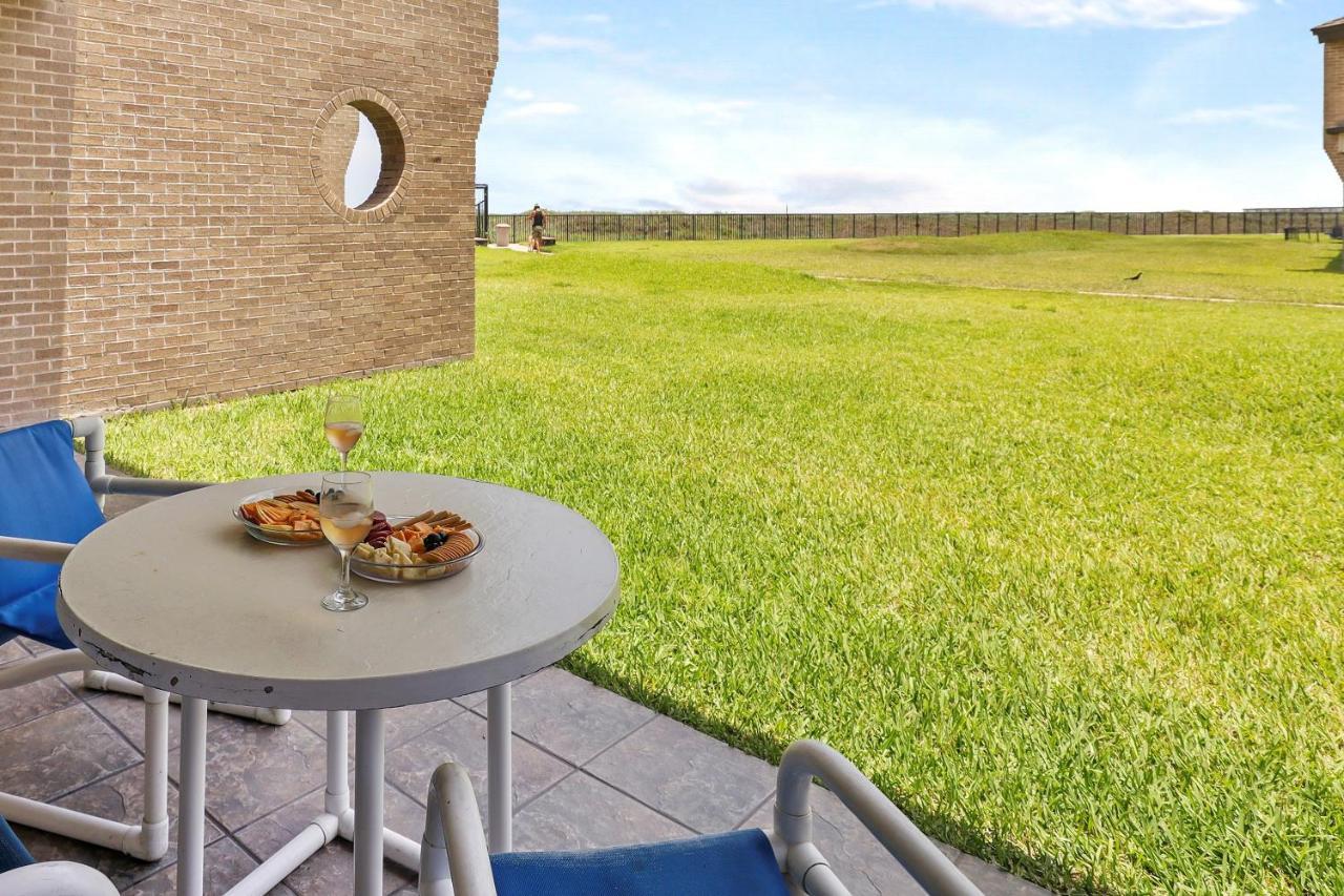 Ground Floor Beachfront Beauty! Steps To The Beach And Pool South Padre Island Exteriör bild
