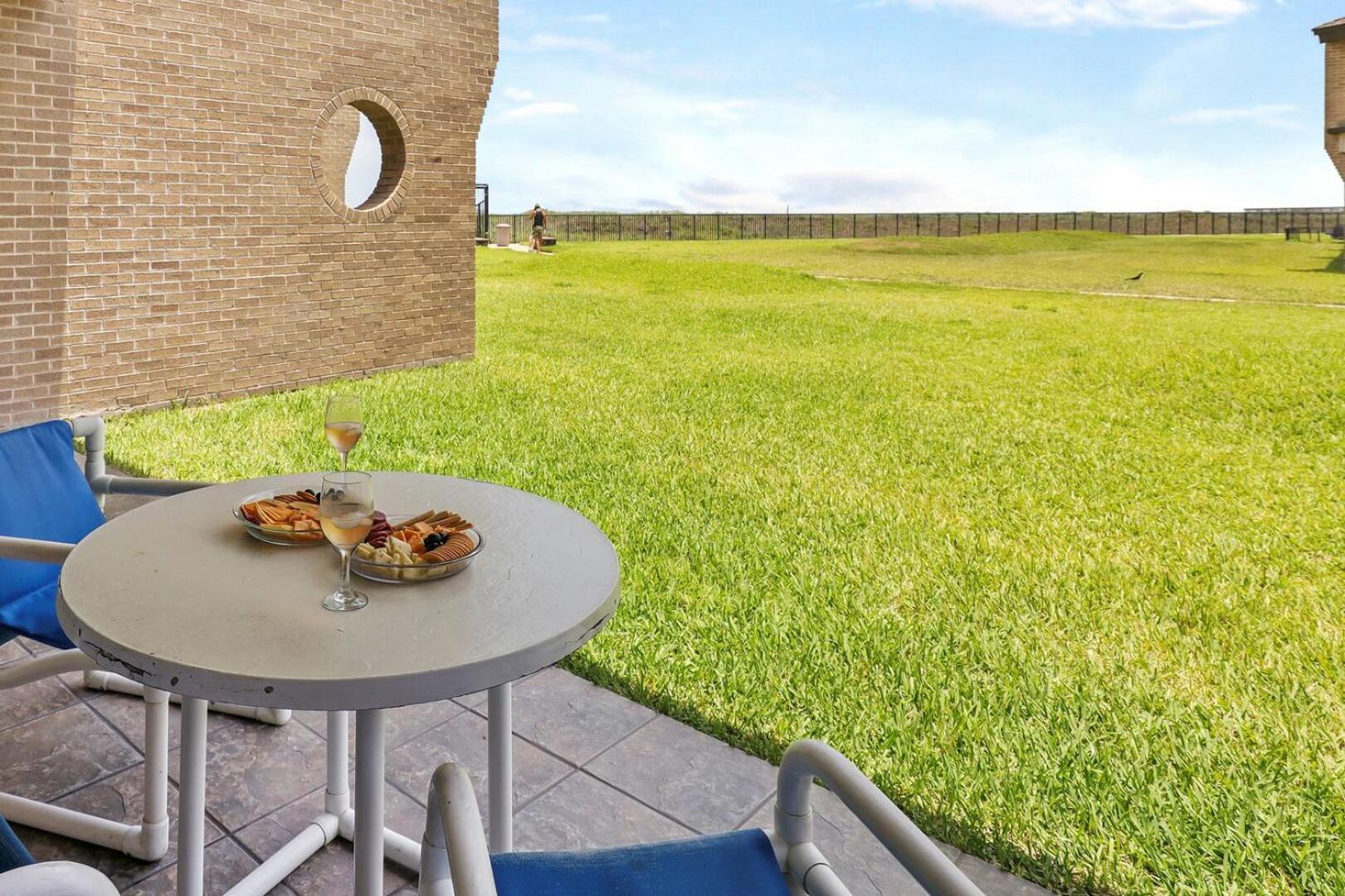Ground Floor Beachfront Beauty! Steps To The Beach And Pool South Padre Island Rum bild